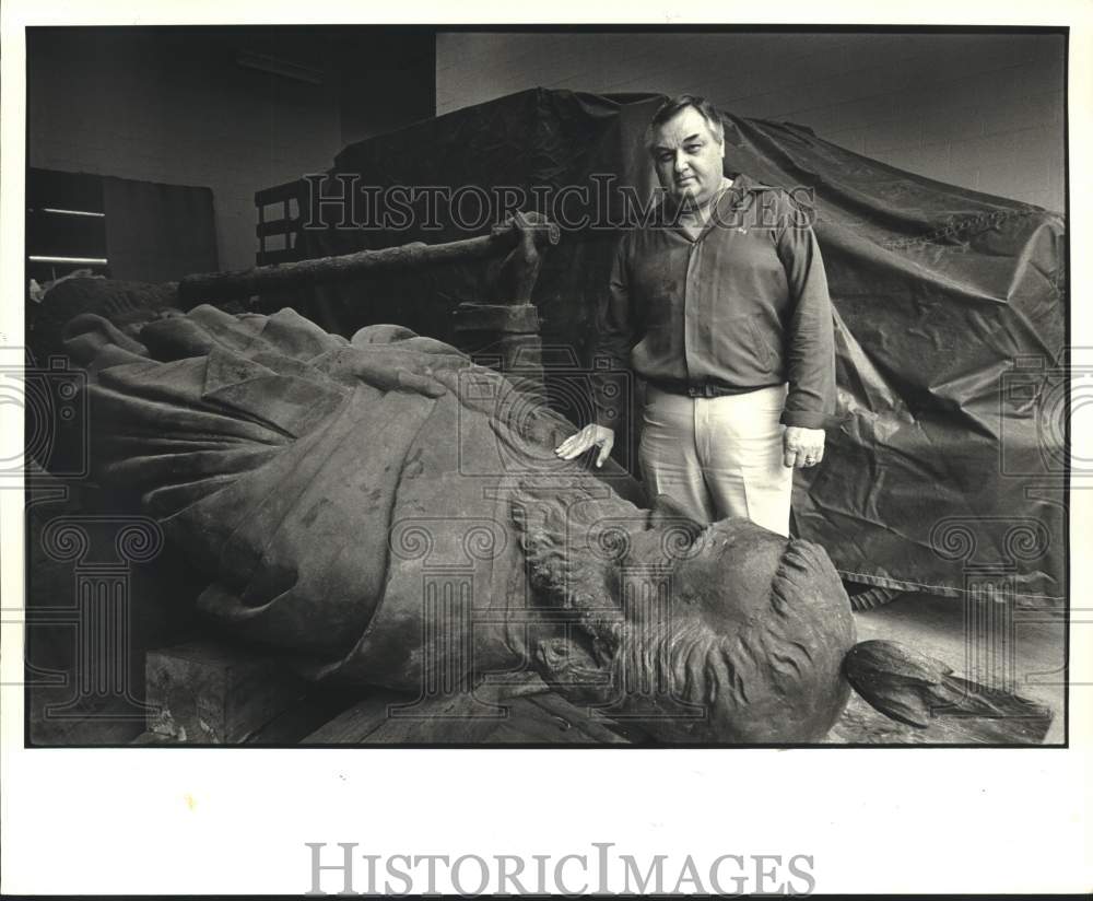 1988 Press Photo John Liljeberg With Statue Of St. Jude, St. Jude Hospital - Historic Images