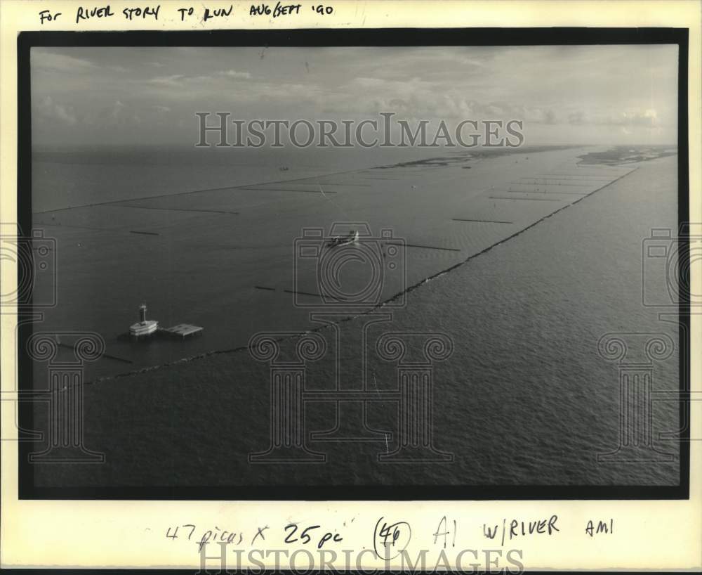 1990 Press Photo Lighthouse at Southeast Pass on Mississippi River - Historic Images