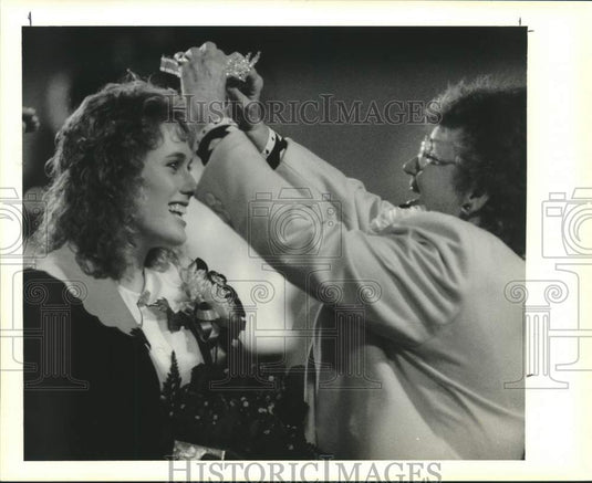 1989 Press Photo Jennifer Leland crowd Homecoming Court queen by Ellarose Carden - Historic Images