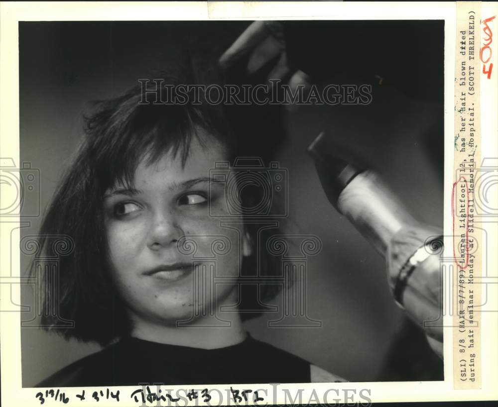 1989 Press Photo Lauren Lightfoot has her hair blown during hair seminar - Historic Images