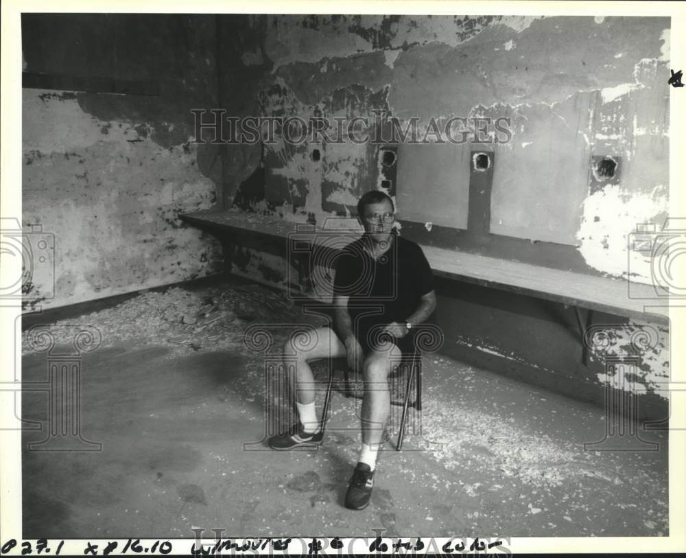 1993 Press Photo Richard Fitzgerald in dressing rooms awaiting restoring - Historic Images