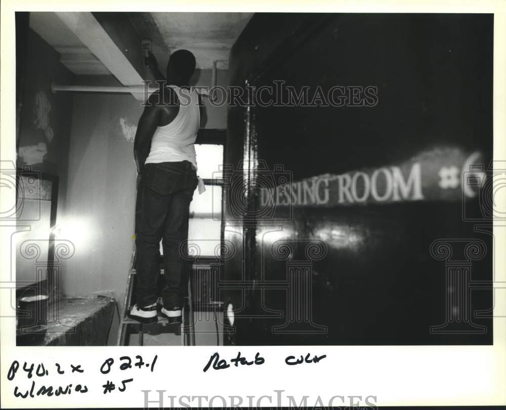 1993 Press Photo Painter Carl Handy working in dressing room 6, State Theater - Historic Images