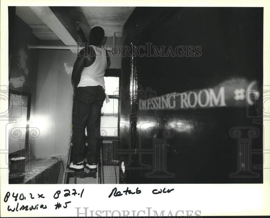 1993 Press Photo Painter Carl Handy working in dressing room 6, State Theater - Historic Images