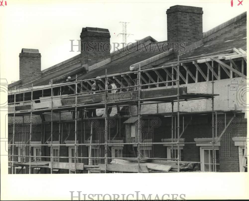 1989 Press Photo Workers doing restorations on the Lower Pontalba Apartments - Historic Images