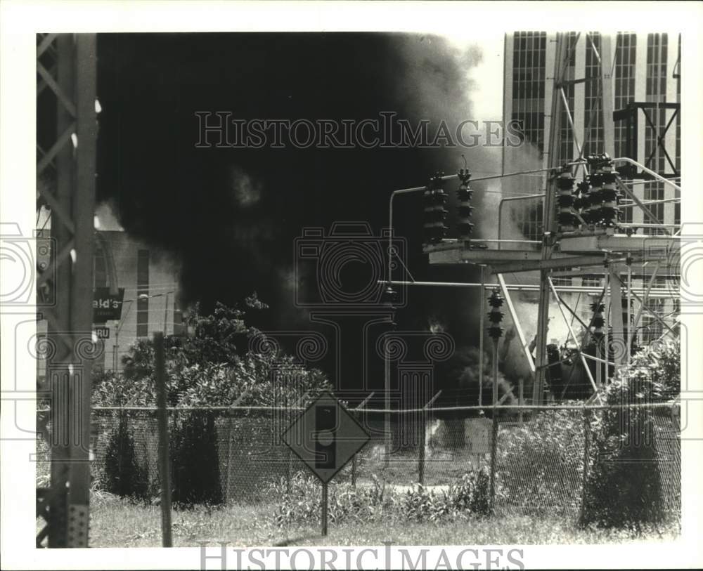 1986 Press Photo Louisiana Power and Light Company building on fire - Historic Images