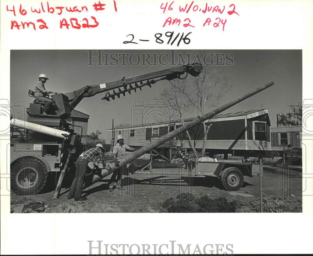 1986 Press Photo Workmen from Louisiana Power and Light put up utility pole - Historic Images