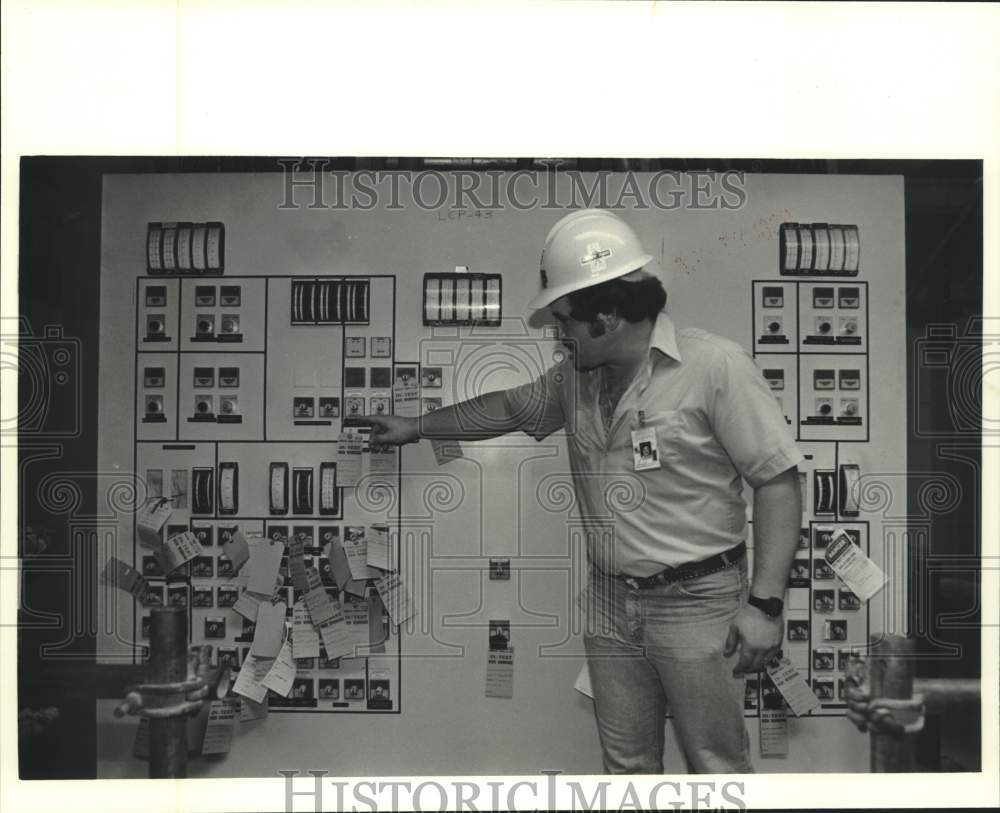 1988 Press Photo Crew shows control board of Louisiana Power and Light - Historic Images