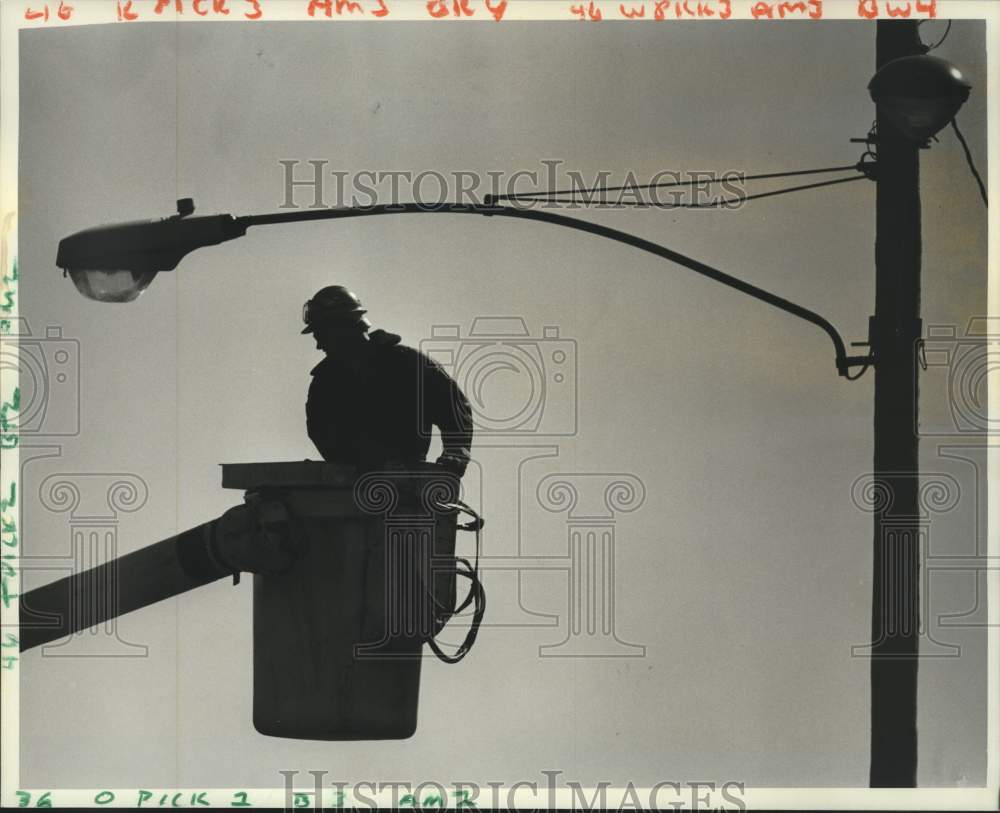 1988 Press Photo Workman for Louisiana Power and Light works on light pole - Historic Images