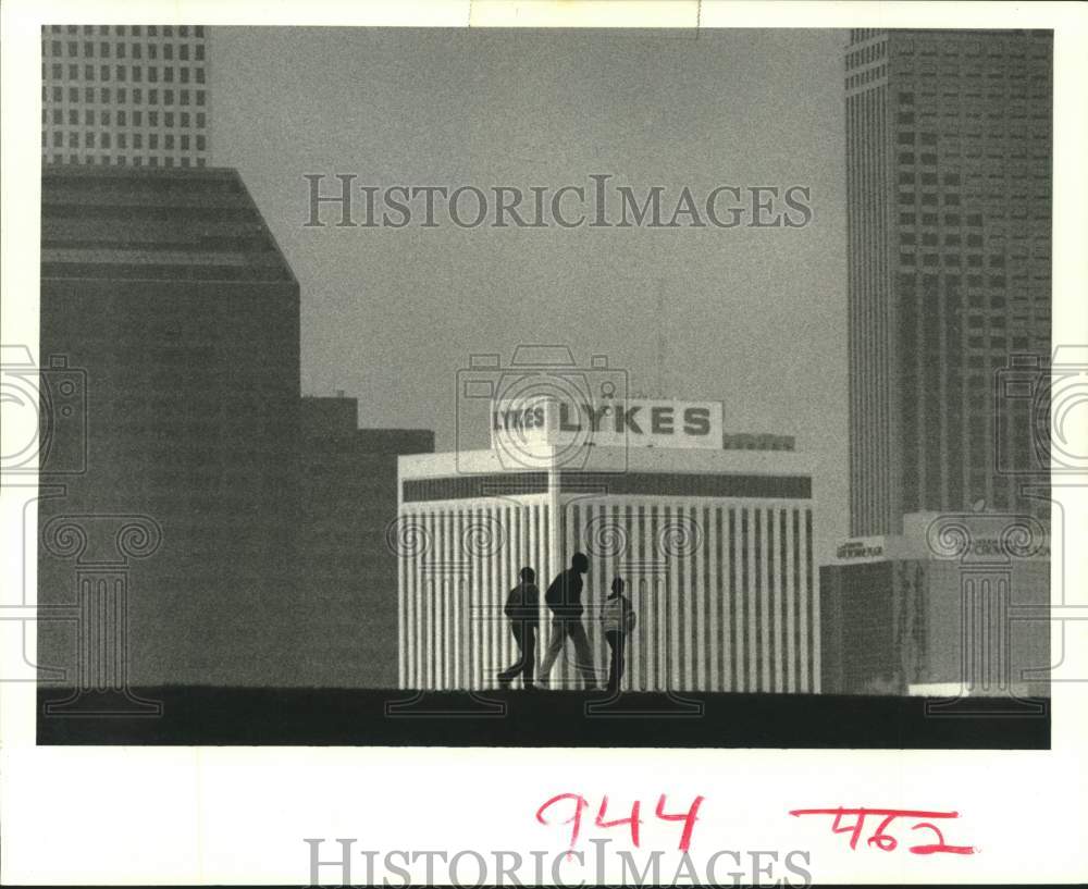 1989 Press Photo Teenagers on Mississippi River Levee on the Westbank in Algiers - Historic Images