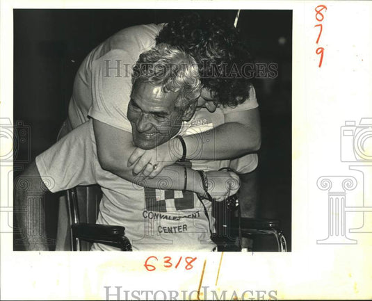 1988 Press Photo Robert Garcia & Jo Ellen Smith- Nursing Home Olympics- SUNO Gym - Historic Images