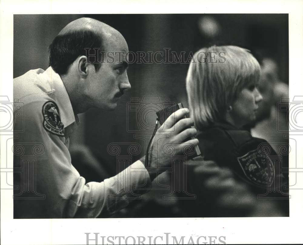 1986 Press Photo Raymond Theriot records the contract awarding to Lifeline Inc. - Historic Images