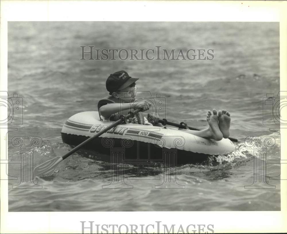 1988 Press Photo Devon Navalene rows his inflatable boat on Lake Pontchartrain - Historic Images