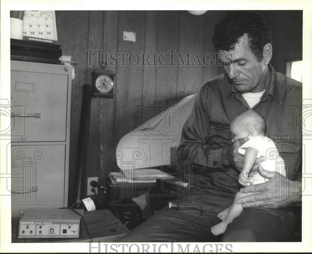 1990 Press Photo Rev. George Dansby holds daughter at Lifegate Gospel Mission - Historic Images