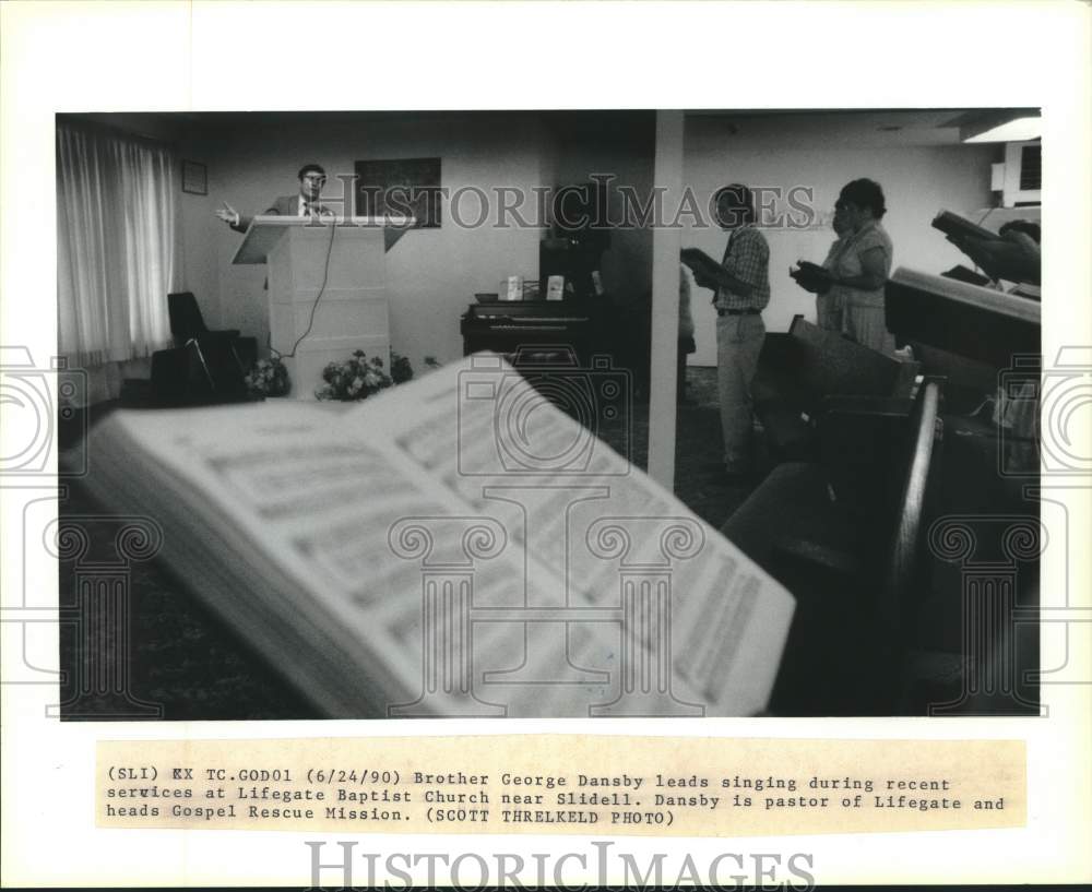 1990 Press Photo Brother George Dansby during services at Lifegate Church - Historic Images