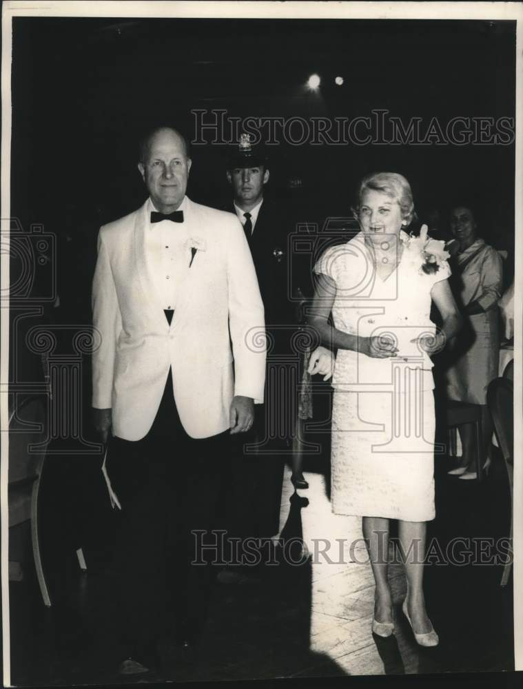1966 Press Photo Shiro Iraq Banquet chairman John Oulliber and his wife-Historic Images
