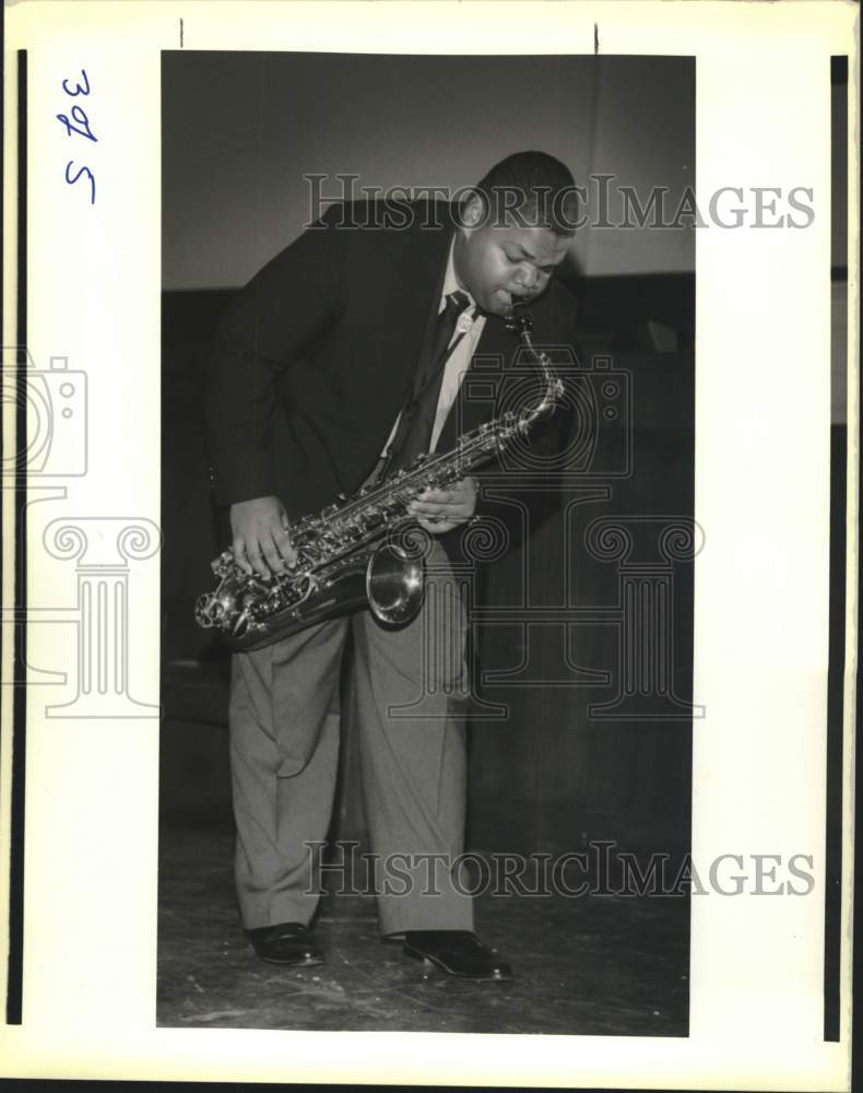 1990 Press Photo Clarence Johnson III plays the saxophone at Dillard University- Historic Images