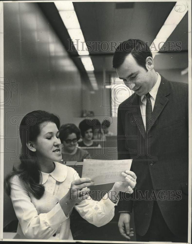 1969 Press Photo Phyllis Ann Foret talks with T.C. Luck at Federal Reserve Bank-Historic Images