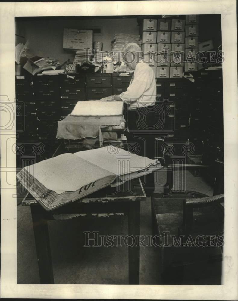 1973 Press Photo Jack Wilday, assistant chief clerk, browses through old records-Historic Images