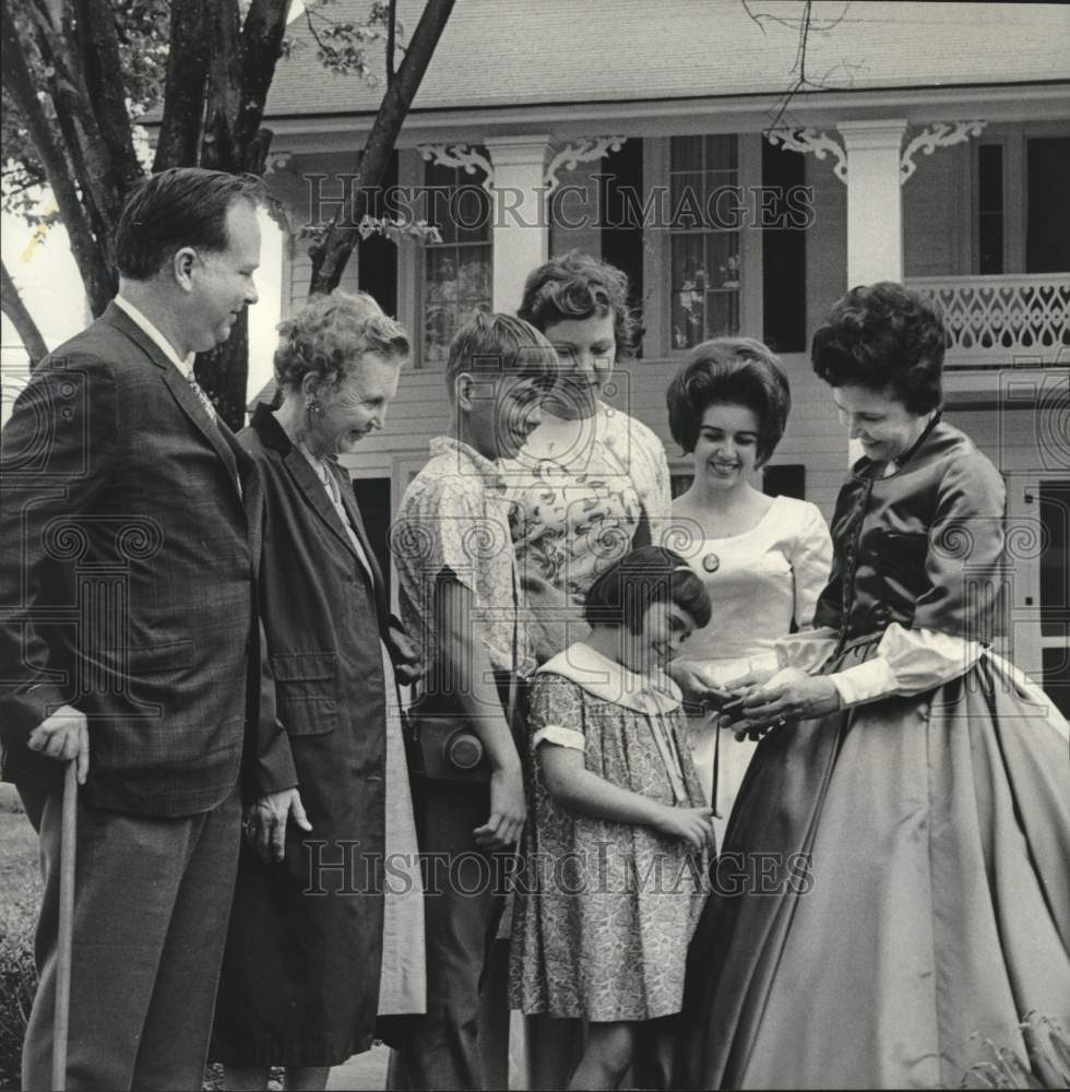 1967 Mrs. H.D. Worthy with visitors of the Oxford Pilgrimage - Historic Images