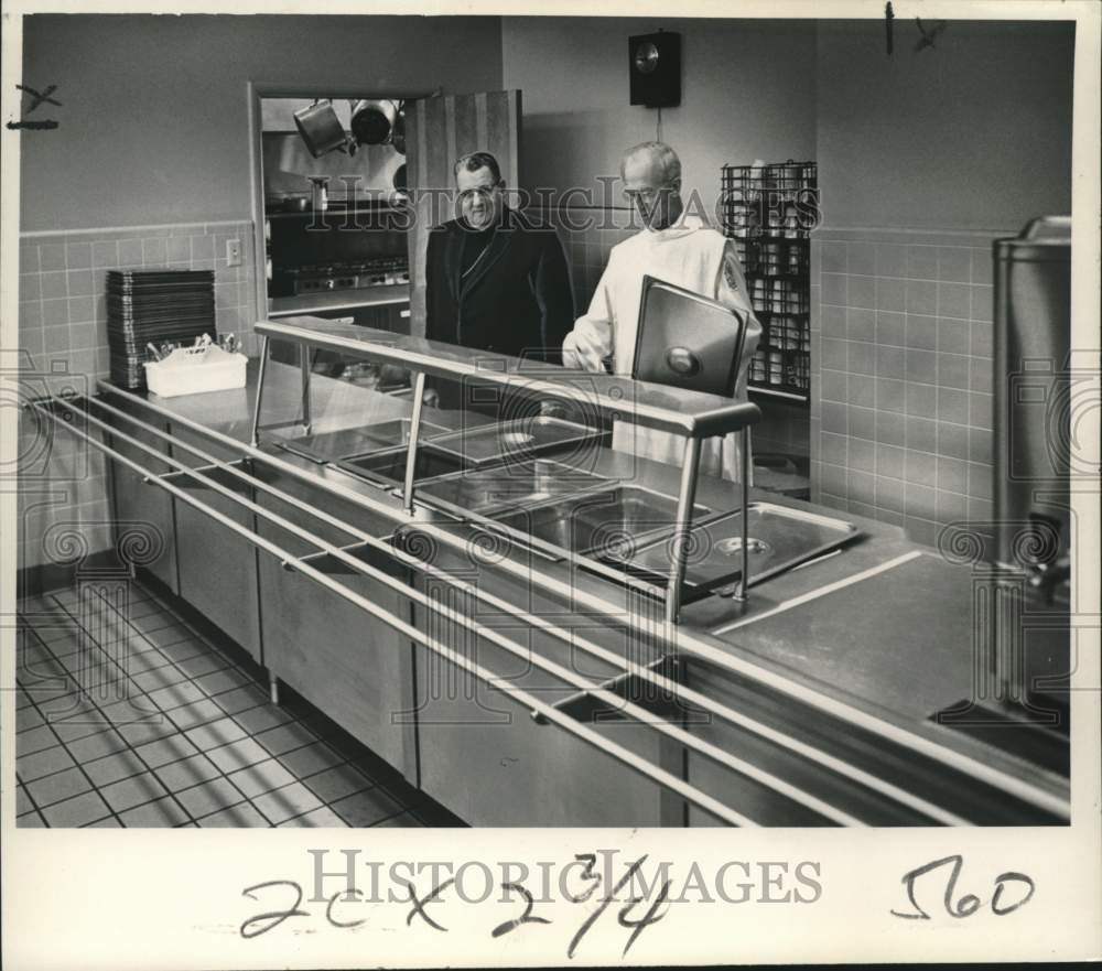 1965 Press Photo Delegates inspect the food warmer at the Ozanam Inn - nob59862-Historic Images