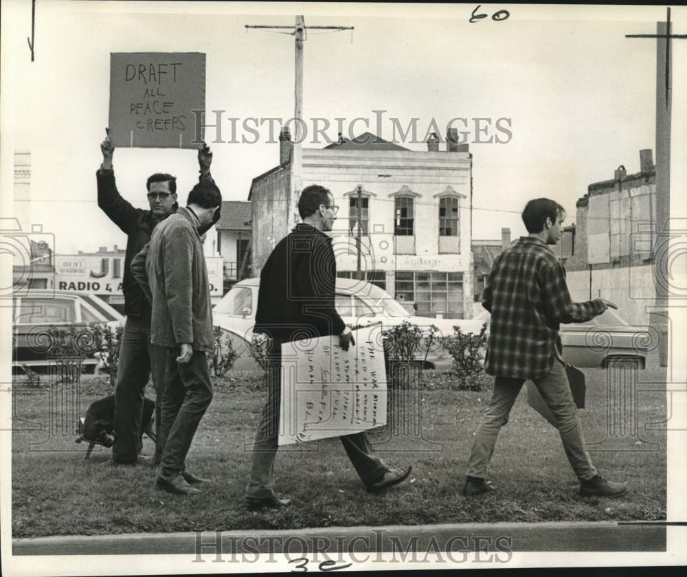 1966 Press Photo Pickets protest against Viet Nam policy at Federal Building-Historic Images