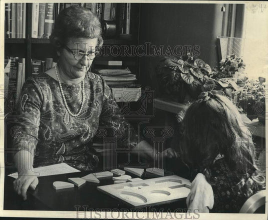 1966 Press Photo Anna Fisher administers test at psychological testing service - Historic Images