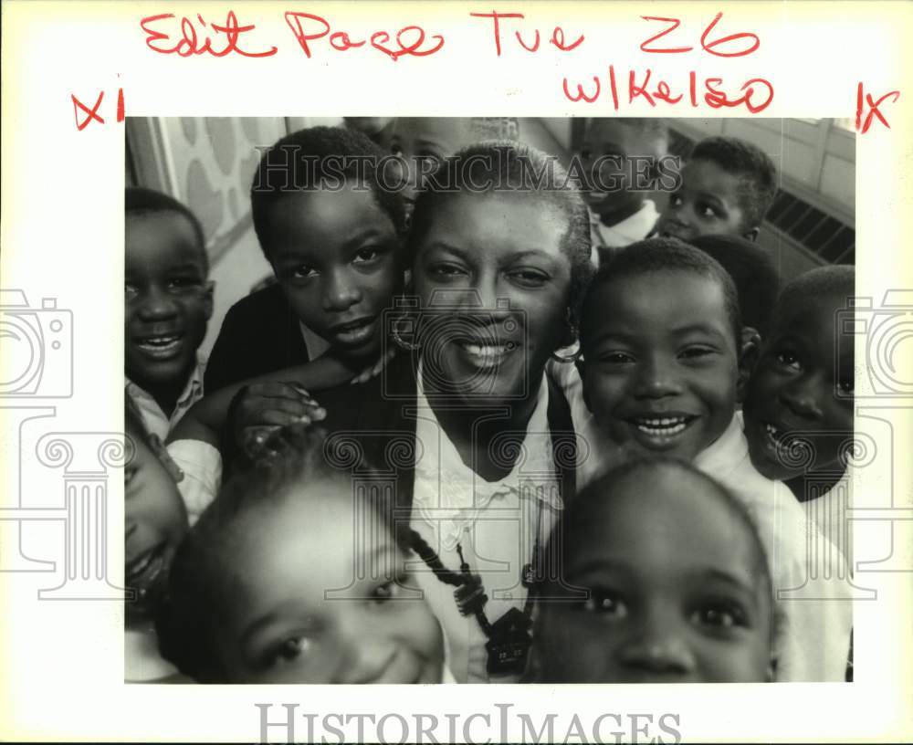 1993 Press Photo Carol Lang, principal of Fischer Elementary with her students - Historic Images