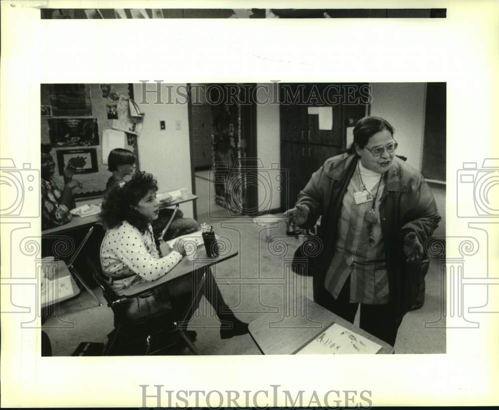 1989 Press Photo Cheryll Keating talks &amp; sang French songs to history students. - Historic Images