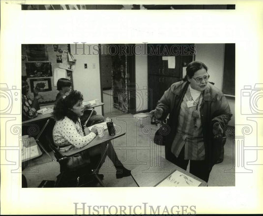 1989 Press Photo Cheryll Keating talks & sang French songs to history students. - Historic Images