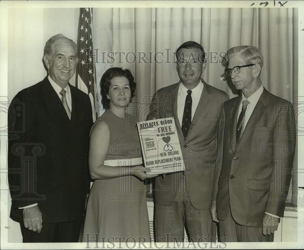 1972 Press Photo Elmo Koschel &amp; others show new card for blood replacement plan - Historic Images