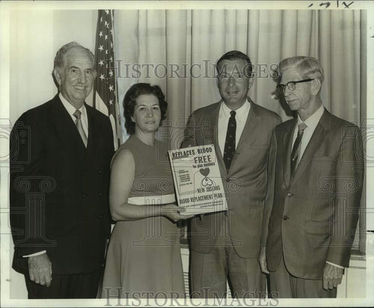 1972 Press Photo Elmo Koschel & others show new card for blood replacement plan - Historic Images