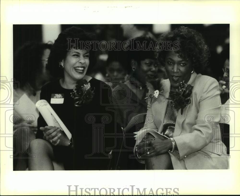 1994 Press Photo Hota Kotb and Arleeta O. Terrel talk before the ceremony. - Historic Images