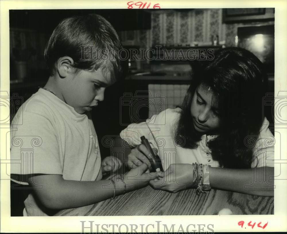 1988 Press Photo Andrea and Nicholas Laughlan check his blood sugar - Historic Images