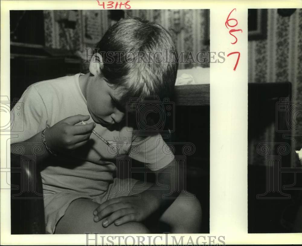 1988 Press Photo Nicholas Laughlin gives himself insulin injection for diabetes - Historic Images