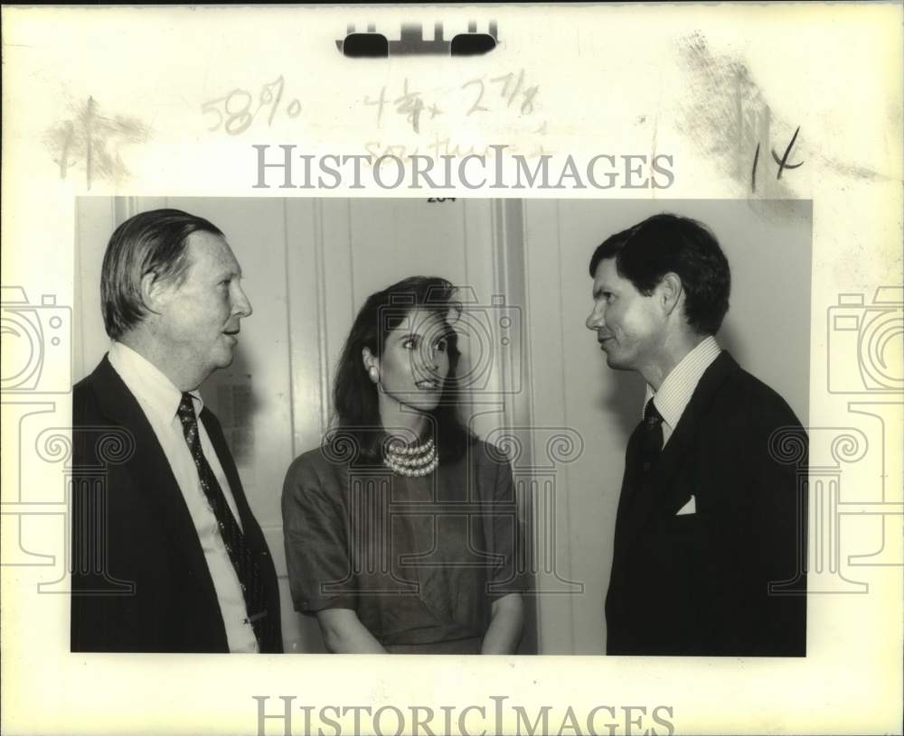 1990 Press Photo Edgar Bright, Mary Keevers, Lynn Harrison talking together - Historic Images