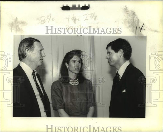 1990 Press Photo Edgar Bright, Mary Keevers, Lynn Harrison talking together - Historic Images