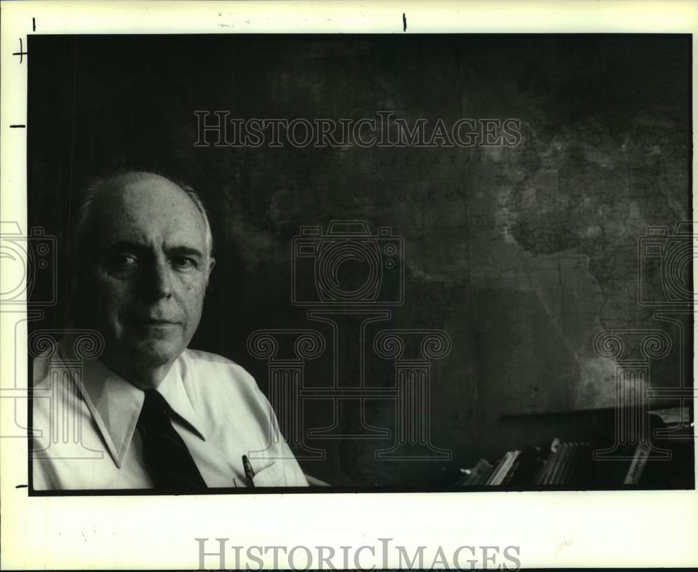 1992 Press Photo Modern Language Institute teacher James Keely - Historic Images