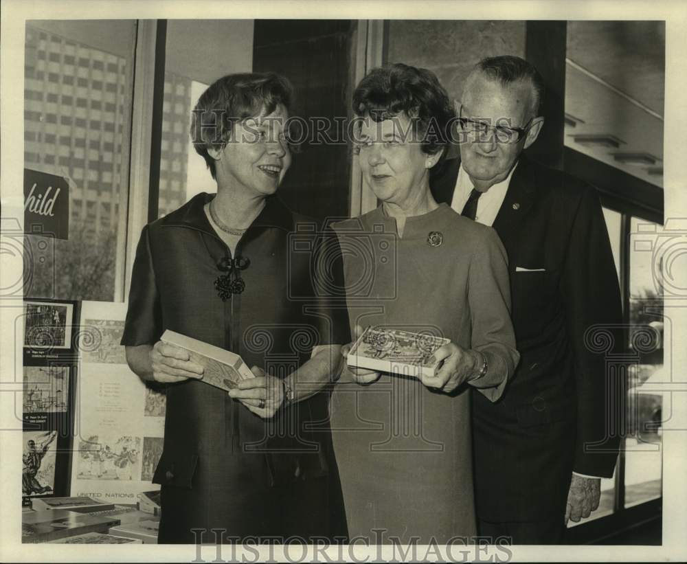 1967 Press Photo Customers and the postmaster at the UNICEF booth at Post Office-Historic Images