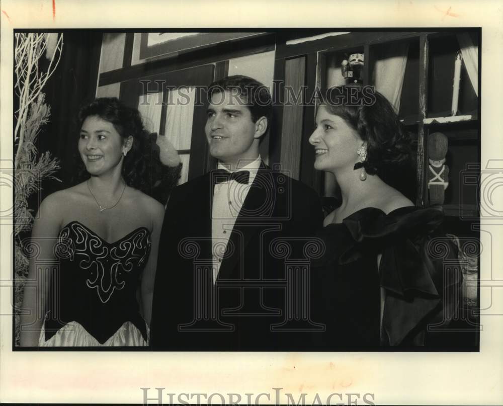 1990 Press Photo Guests at the Flower Frazer Debutant Ball. - Historic Images