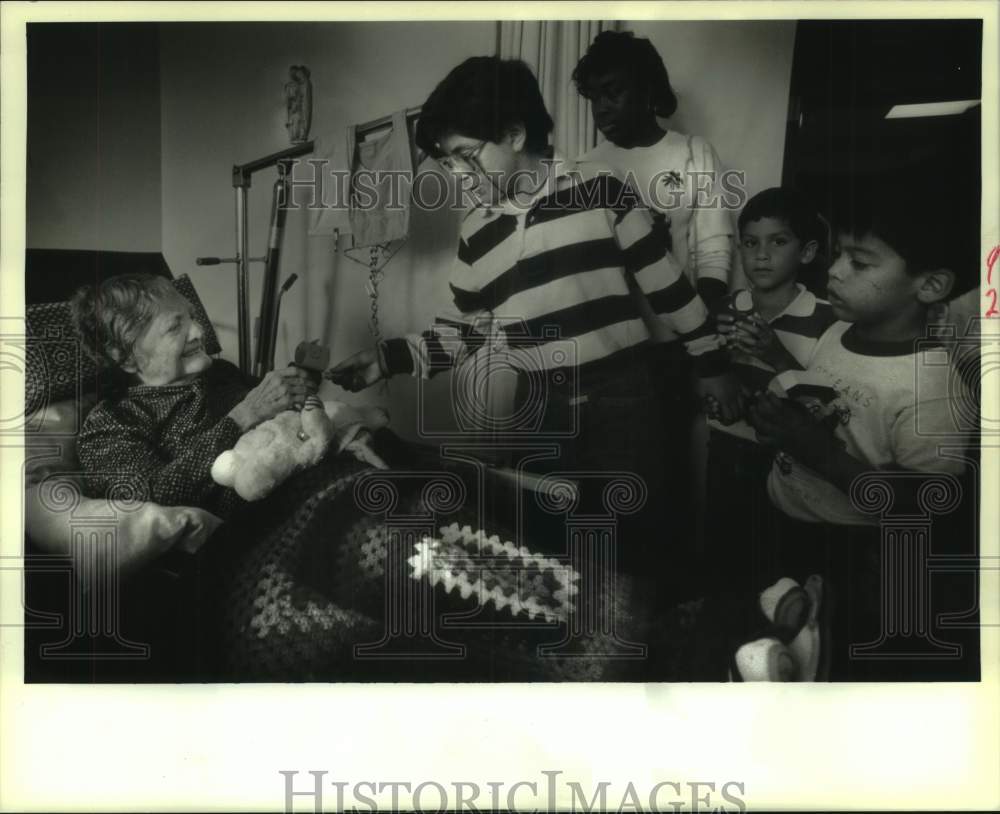 1988 Press Photo Kids give treat at Mary Joseph residence for the Elderly - Historic Images