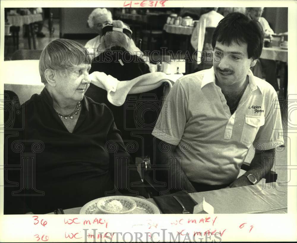 1987 Press Photo Irene Calcago a resident of the Mary Joseph talks with Paul Rao - Historic Images