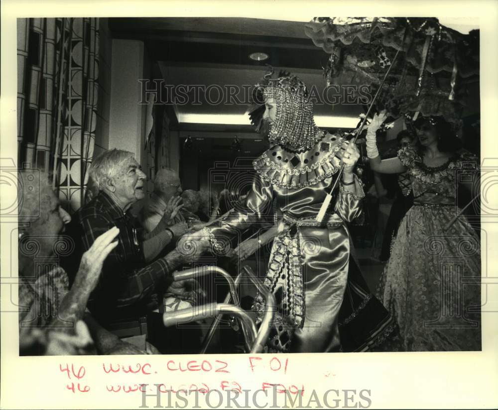 1988 Press Photo Cleopatra Carnival Parade at Mary Joseph old folks home - Historic Images