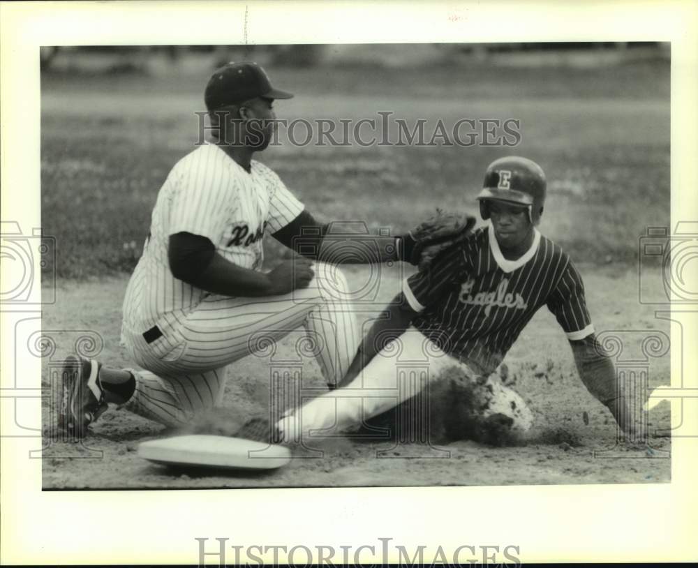 1991 Press Photo McDonogh&#39;s Jackie Washington tags Telly Jones of Warren Easton - Historic Images