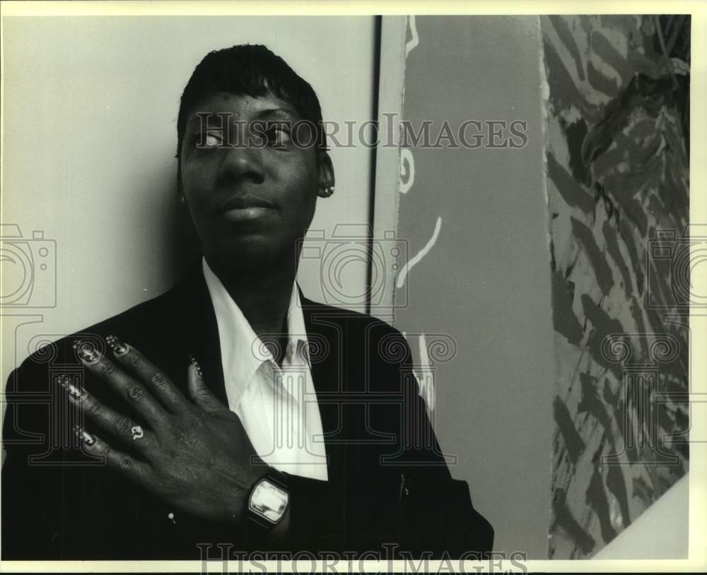 1995 Press Photo Museum guard Sharon Jones with her long fingernails - Historic Images