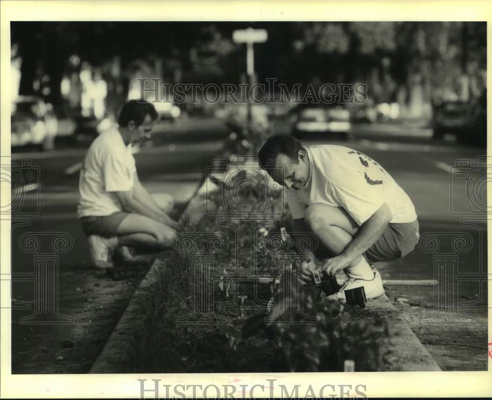 1993 Press Photo Roy Jones plants flowers along Bienville with Ron Cotten - Historic Images