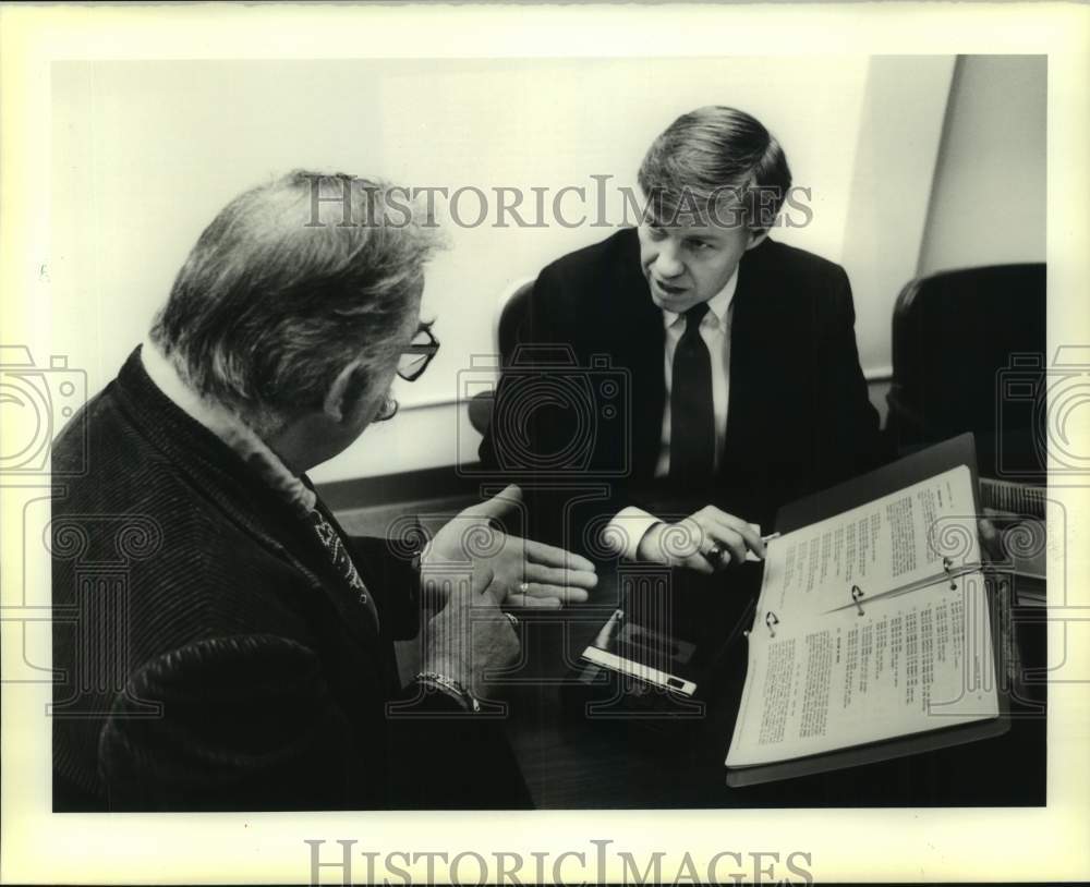 1990 Press Photo Lesley Jornigan consulting with his client - Historic Images