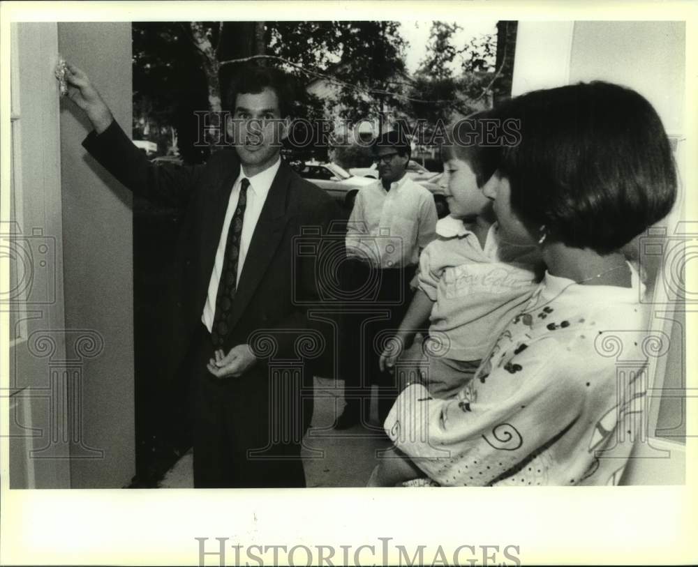 Press Photo Rabbi Michael Joseph places a Mezuzah on front door of Parent&#39;s Home - Historic Images