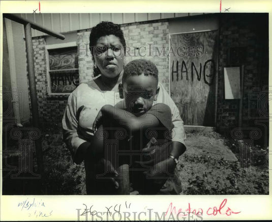 1988 Press Photo Silvia living in a desolate neighborhood with her son - Historic Images