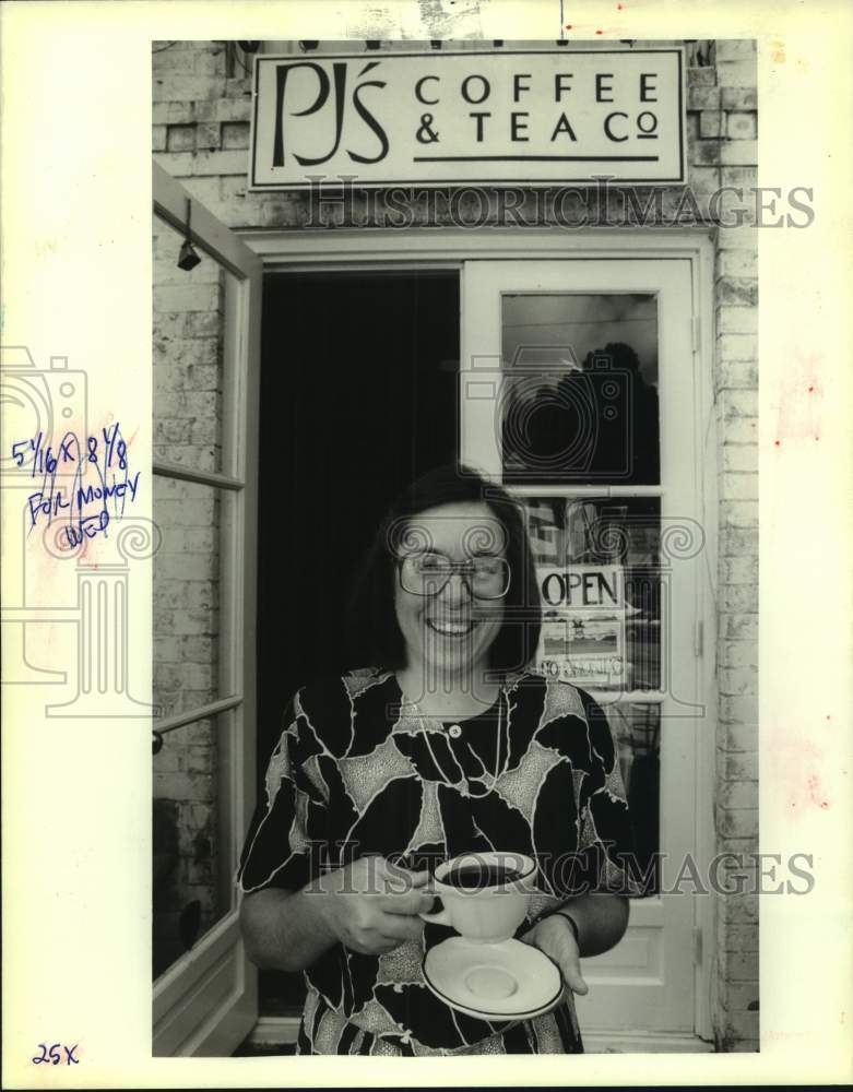 1988 Press Photo PJ&#39;s Phyllis Jordan in front of the Maple Street flagship - Historic Images