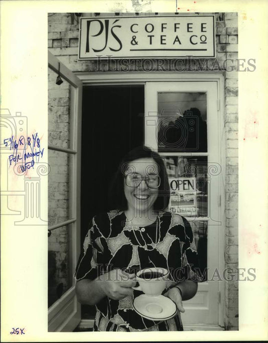 1988 Press Photo PJ's Phyllis Jordan in front of the Maple Street flagship - Historic Images